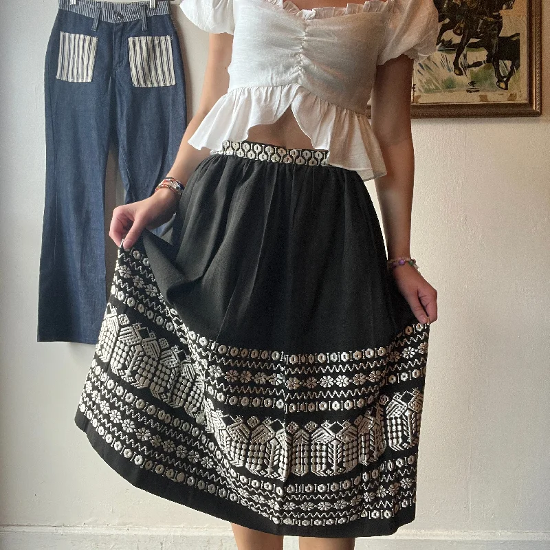 Vtg Black & White Embroidered Mexican Skirt 26"W denim skirt fashionable